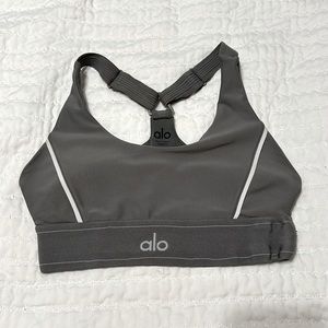 Alo Yoga Airlift Suit Up Bra, color sterling, size S